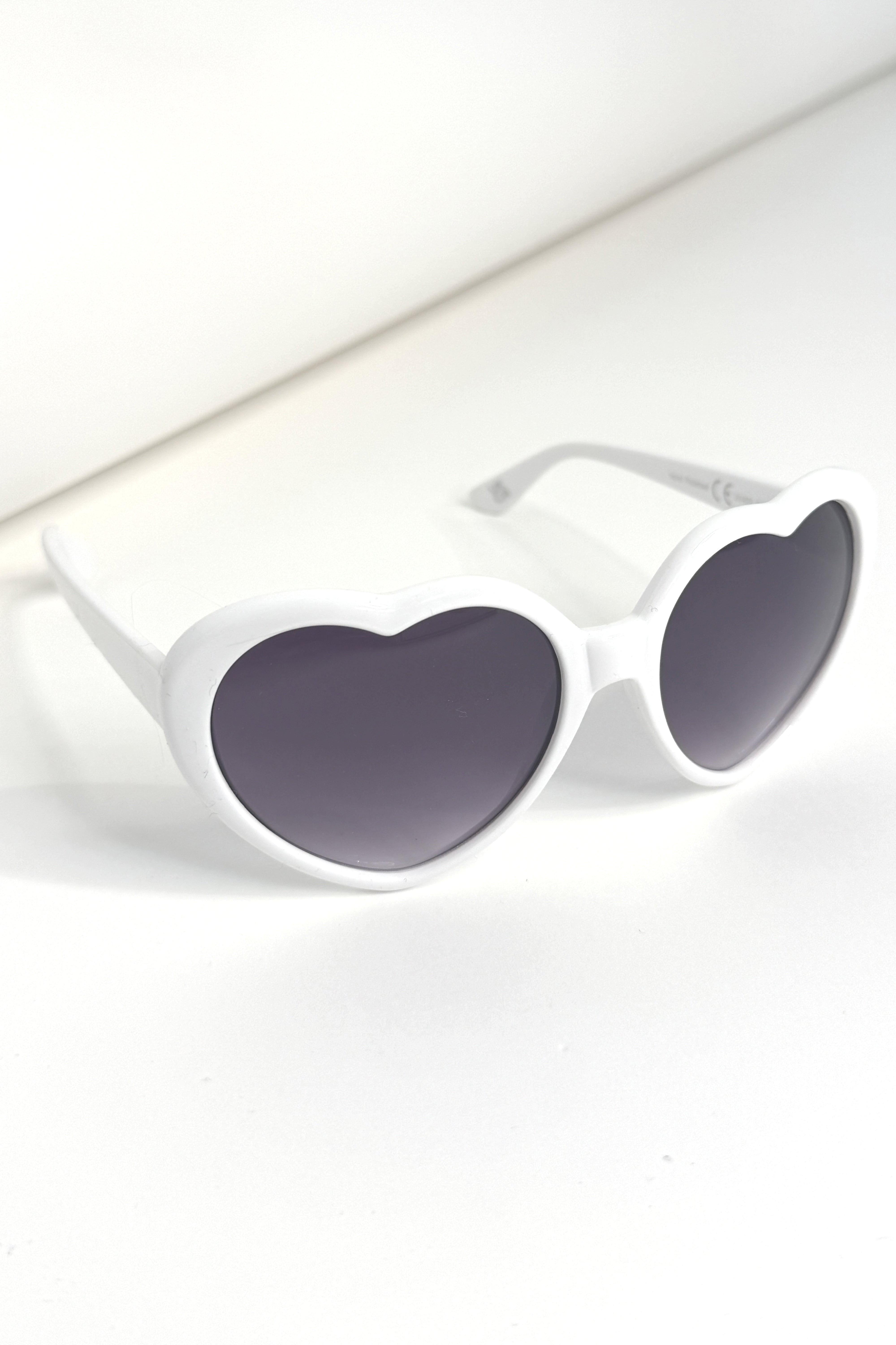 Wholesale Women’s Heart Shaped UV 400 Large Retro Sunglasses (BOX OF 12)