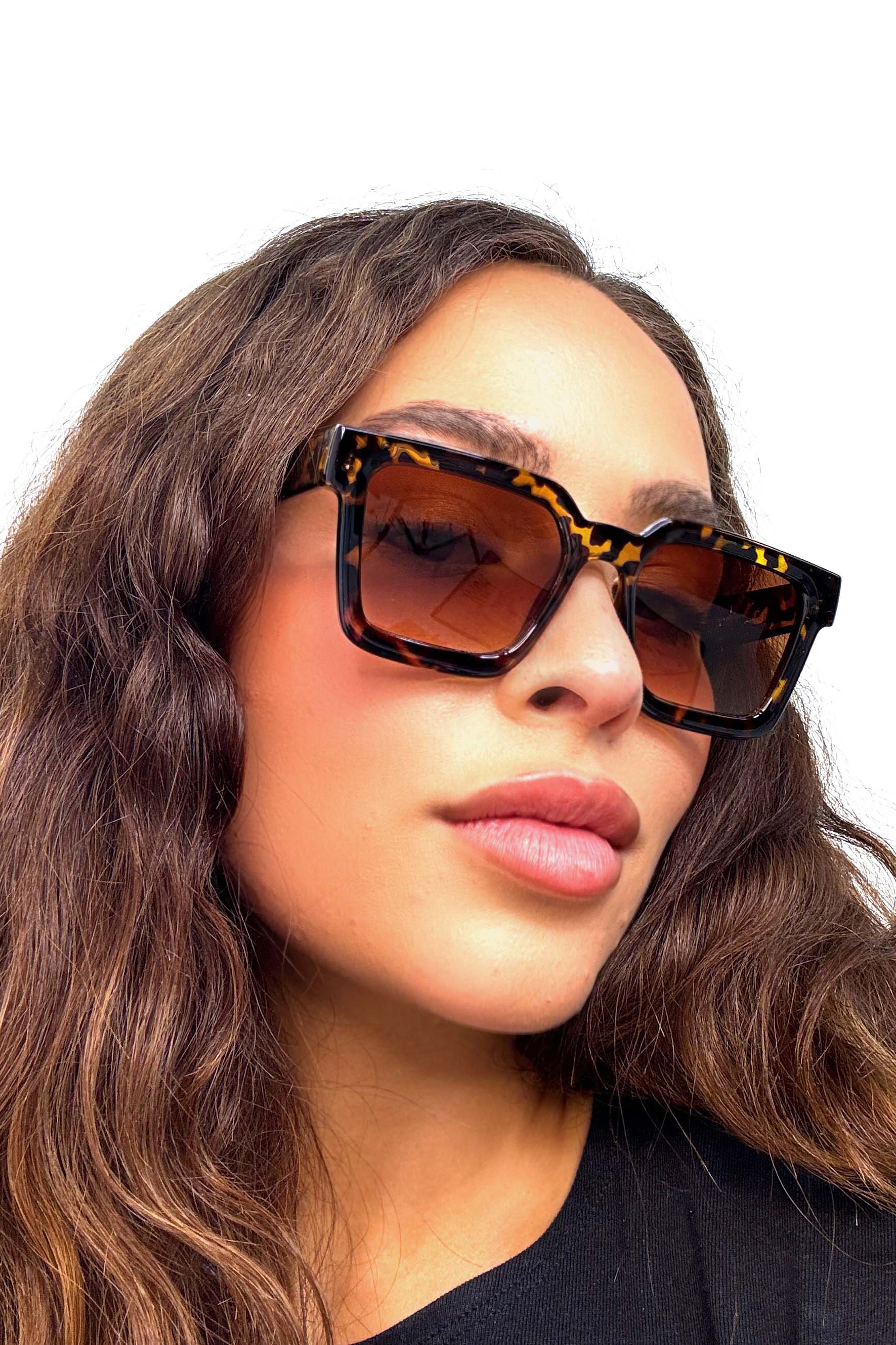 Wholesale Women’s Retro Chunky Rectangular UV 400 Sunglasses (BOX OF 12)